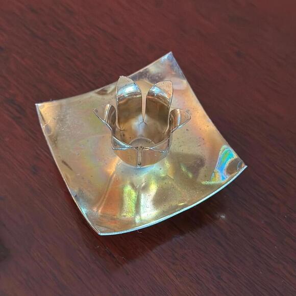 Pair of Mid-Century Modern Brass Tulip Candle Holders - Picture 2 of 4